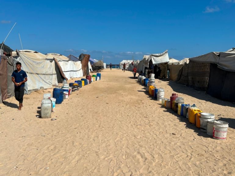 : يعاني النازحون على شاطئ البحر من مصاعب كثيرة أهمها نقص المياه وغياب الخدمات واستهدافهم من قبل زوارق الاحتلال