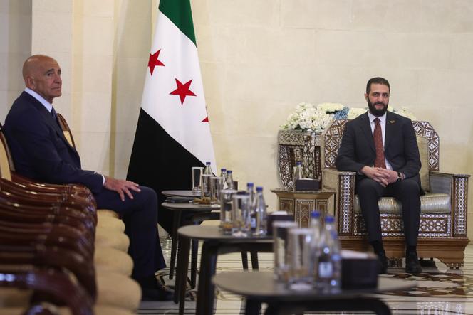 المبعوث الأمريكي لسوريا ، توم باراك ، والرئيس السوري ، أحمد المعارا (يمين) ، في دمشق ، سوريا ، 9 يوليو 2025.