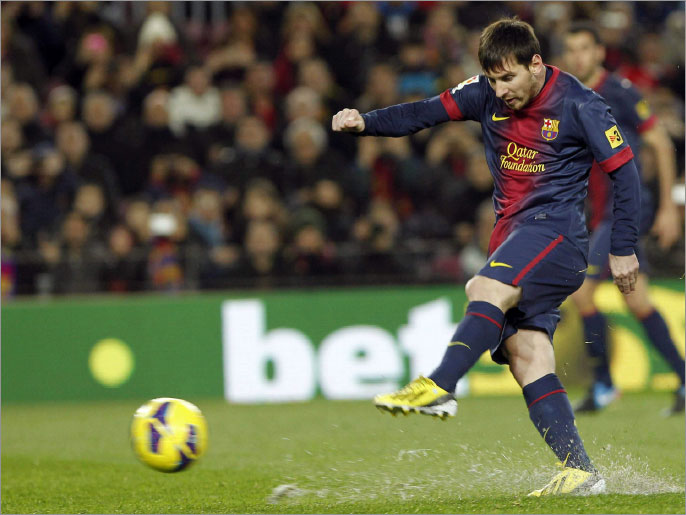 epa03558864 FC Barcelona's Argentinian striker Lionel Messi scores from the penalty spot against Osasuna during their Primera Division soccer match at Camp Nou stadium in Barcelona, Catalonia, Spain, 27 January 2013. EPA/ALBERT OLIVE