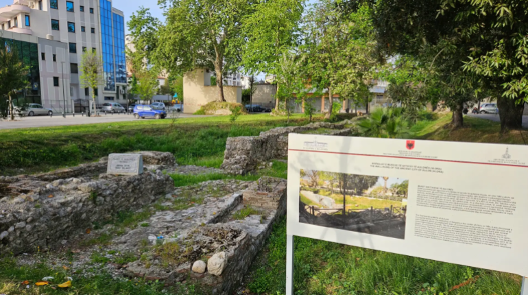 في ساحة العلم تظهر بقايا سور مدينة أولون القديمة لتذكّرك بأن فلورا تمتد جذورها إلى عصور ما قبل الميلاد