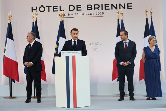 إيمانويل ماكرون مع رئيس الوزراء ، فرانسوا بايرو ، وزير القوات المسلحة ، سيباستيان ليكورنو ، ووزير مندوب المسؤول عن الذاكرة والمحاربين القدامى ، باتريشيا ميراليس ، في باريس ، 13 يوليو 2025.