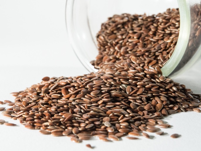 تعمل بذور الكتان كملين طبيعي للأمعاء الغليظة، فضلًا عن المواد المخاطية التي تساعد على علاج التهاب الأغشية المخاطية بالمعدة والأمعاء. (النشر مجاني لعملاء وكالة الأنباء الألمانية "dpa". لا يجوز استخدام الصورة إلا مع النص المذكور وبشرط الإشارة إلى مصدرها.) عدسة: dpa