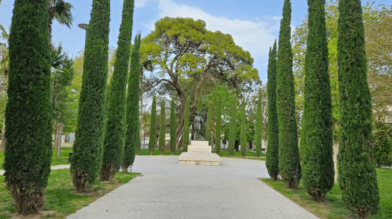 تحتضن ساحة العلم قبر رائد الاستقلال الألباني الزعيم مصطفى كمال تكريمًا لدوره الوطني التاريخي