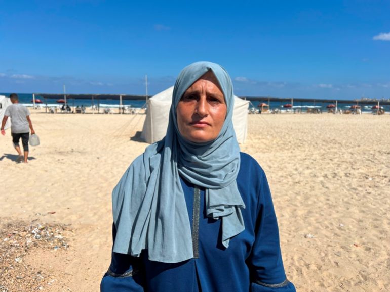 - معزوزة أبو شِدق نازحة من بيت لاهيا فقدت منزلها وأثاثها وتسكن خيمة قرب البحر وسط ظروف قاسية