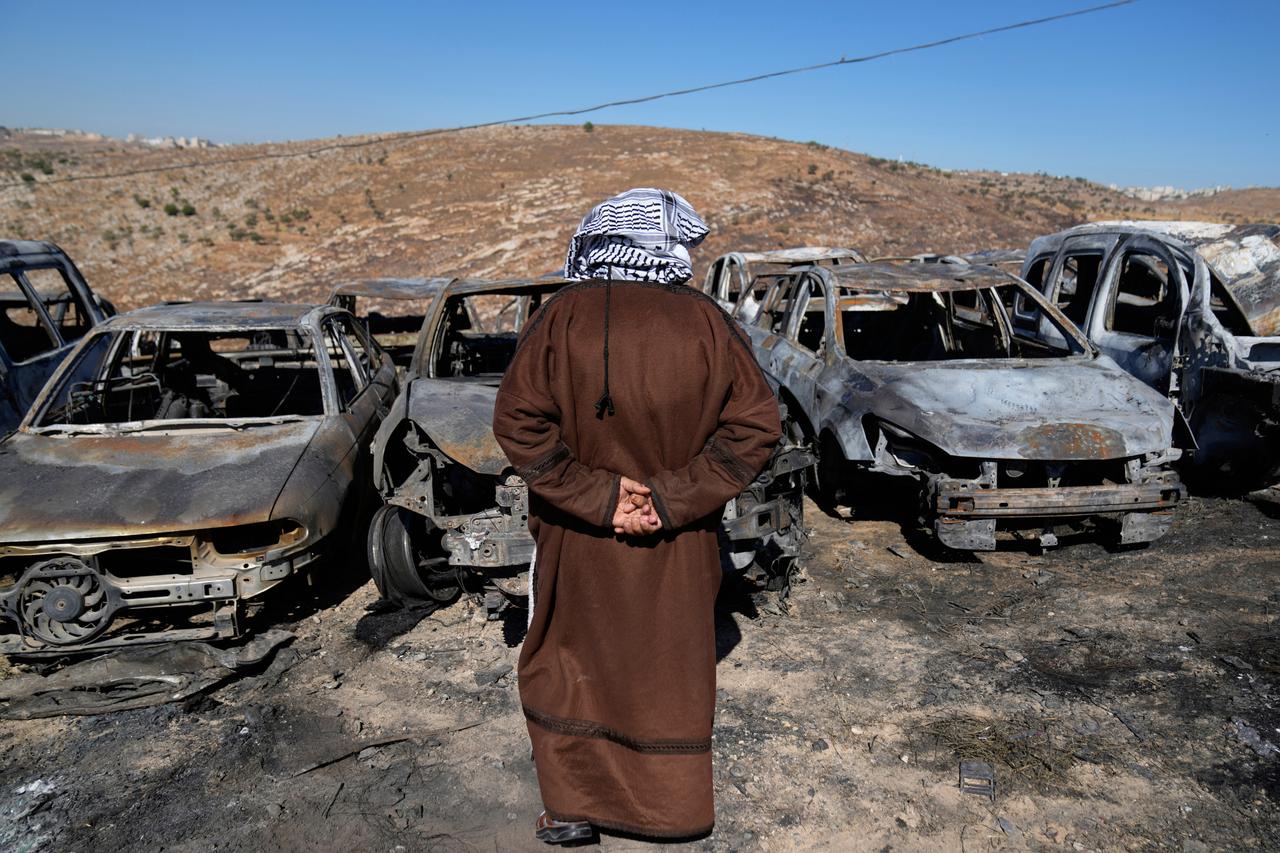 كسر حيث تم حرق المركبات خلال هجوم من قبل المستوطنين الإسرائيليين بين عشية وضحاها ، وفقا للسكان. في قرية بورقة ، في الضفة الغربية ، 15 يوليو 2025. 