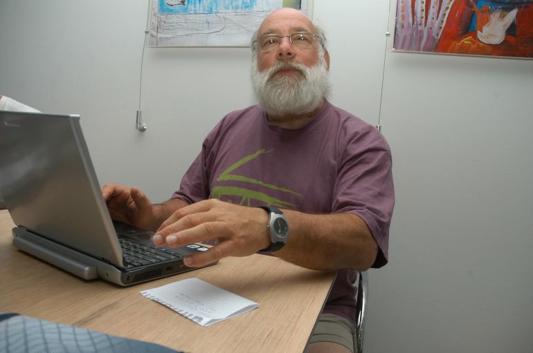 US-born Jeff Halper, the only Israeli among the 44 activists who made the 370-kilometre (230-mile) voyage from Cyprus to Gaza last week in defiance of an Israeli blockade, is seen in this file picture taken on August 6, 2008 at the temporary base of the US-based Free Gaza Movement in Nicosia, Cyprus. The Israeli national who sailed to Gaza with a group of pro-Palestinian peace activists was in police detention on August 27, 2008 after returning to Israel from the besieged enclave through the Erez crossing. Halper was being held in a cell in the southern Israeli city of Ashkelon waiting to appear before a magistrate. The activists carried 200 hearing aides to Gaza, but said the main aim of the symbolic blockade-busting action was to publicise the plight of the besieged territory's population. AFP PHOTO/STEFANOS KOURATZIS (Photo by STEFANOS KOURATZIS / AFP)