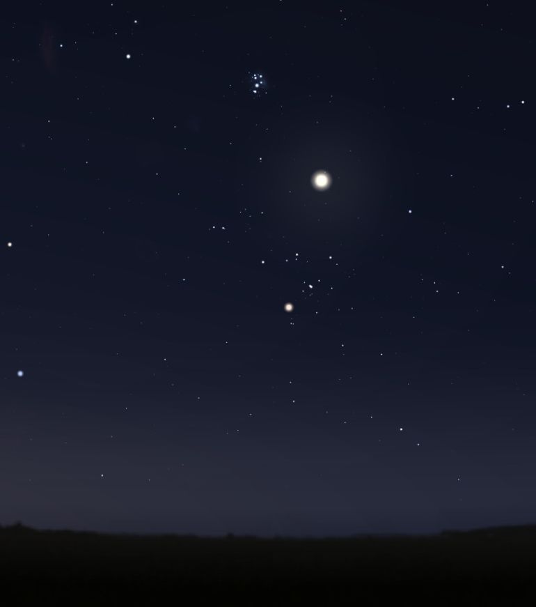 يلمع الزهرة بوضوح شديد، ويمكن بالأعلى منه أن تلاحظ عنقود الثرية في شكل خطاف صغير، وبالأسفل يظهر الدبران بين مجموعة من النجوم (ستلاريوم)