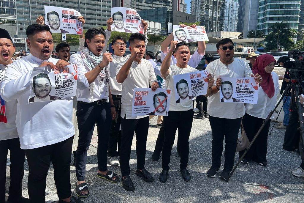 الشباب الماليزي يرفضون اعتماد سفير أميركي متهم بالعنصرية