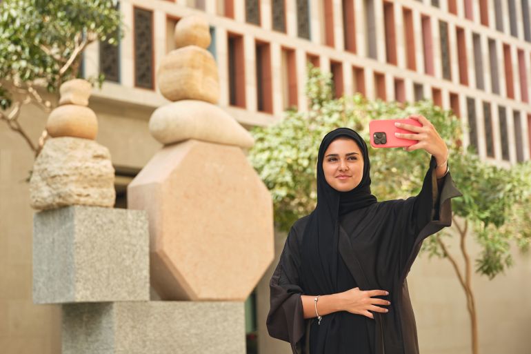 متاحف قطر تطلق أول تجربة فنية تفاعلية مدعومة بالذكاء الاصطناعي مبادرة استراتيجية لاستكشاف المشهد الفني في قطر من خلال أحدث التقنيات المتقدّمة