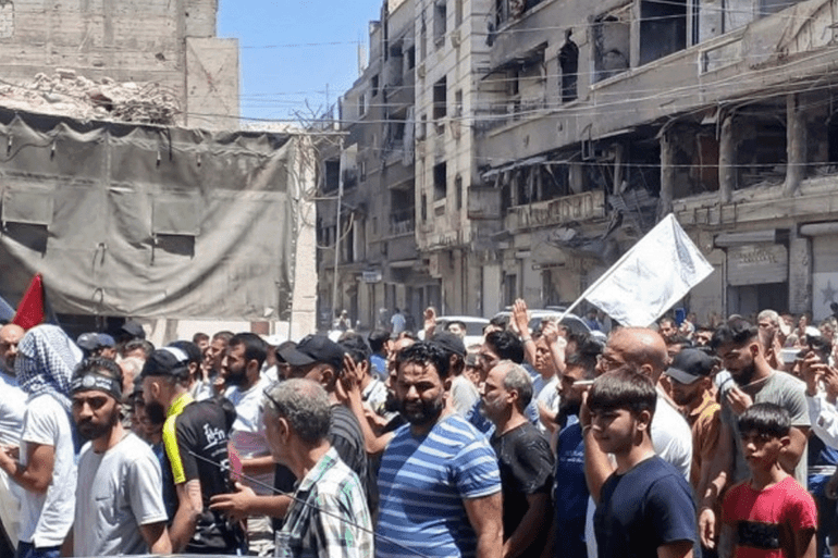 مظاهرة تنديدا بسياسة التجويع في غزة في مخيمات سوريا