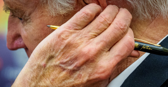 NBC Disgraced يعادل توقيع GOP الرقمي و Autopen بايدن في خطأ الأخبار المزيفة