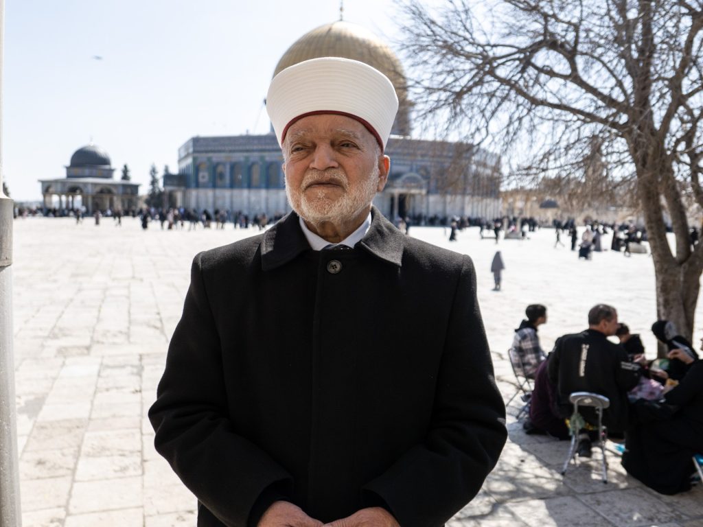 الاحتلال يعتقل مفتي القدس من داخل المسجد الأقصى