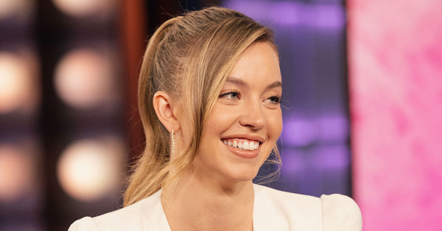 تكشف لحظة ماجا سيدني سويني عن اليسار كما توبيخ بلا جنس بلا جنس