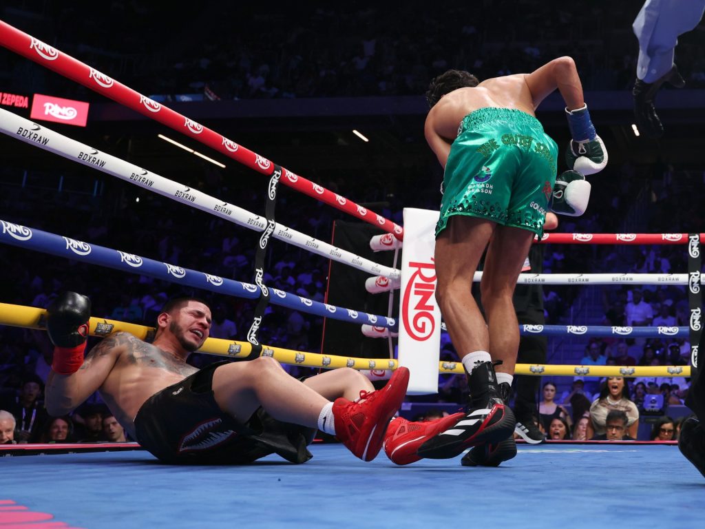 شاهد.. لكمة مدمرة في الرأس تدخل ملاكما إلى المستشفى