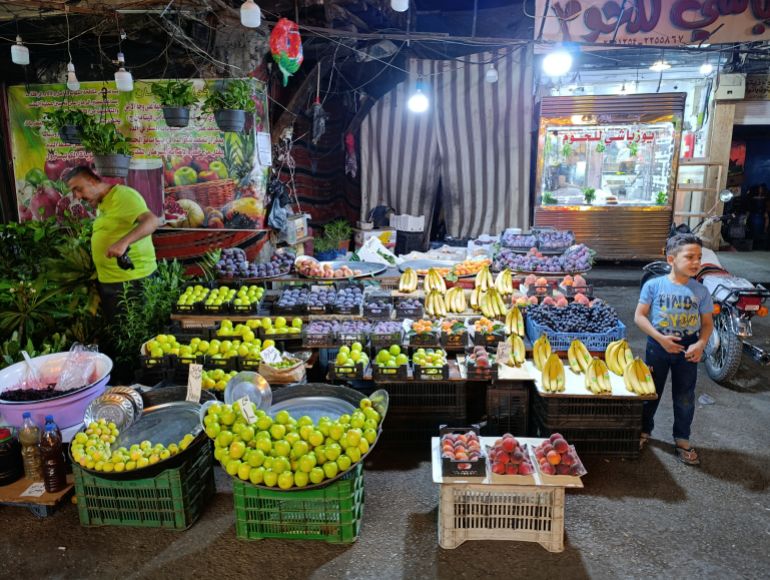 ما يزال باب سريجة حيًا، وما زالت فيه نساء يرششن الماء أمام أبوابهن كل صباح، وما زال بعض الحرفيين يفتحون دكاكينهم كل يومٍ كمن يوقد شمعة في وجه الظلام