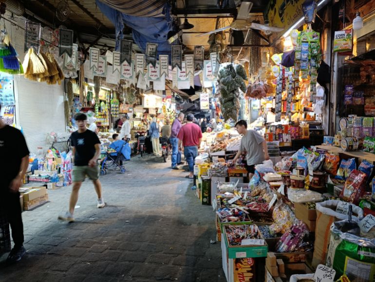 كان السوق نابضًا بالحياة والحِرَف، واليوم يعاني من صمتٍ ثقيل يخيّم على دكاكينه العتيقة