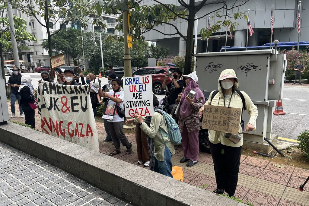 نشطاء يتظاهرون أمام سفارتي واشنطن ولندن بماليزيا رفضا للحرب على غزة
