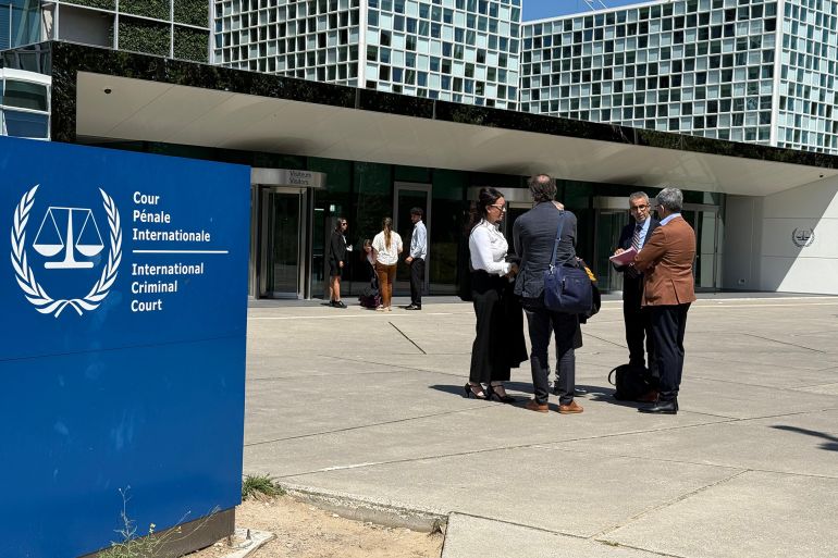 الصور للفريق القانوني أمام مقر الجنائية الدولية في لاهاي: