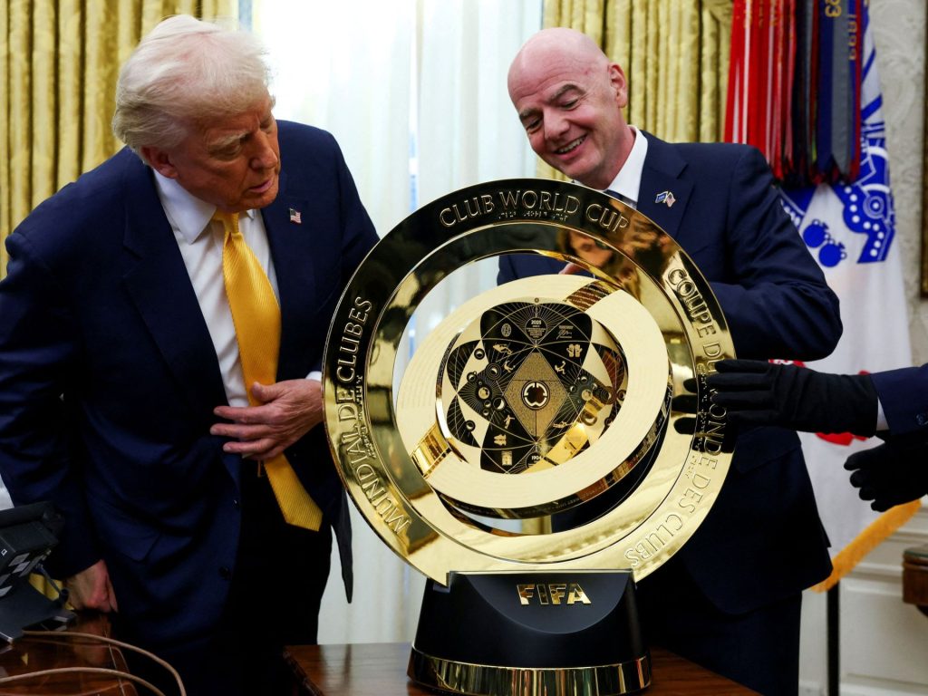 كأس العالم للأندية.. مطليّة بالذهب ومستوحاة من مركبة فضائية