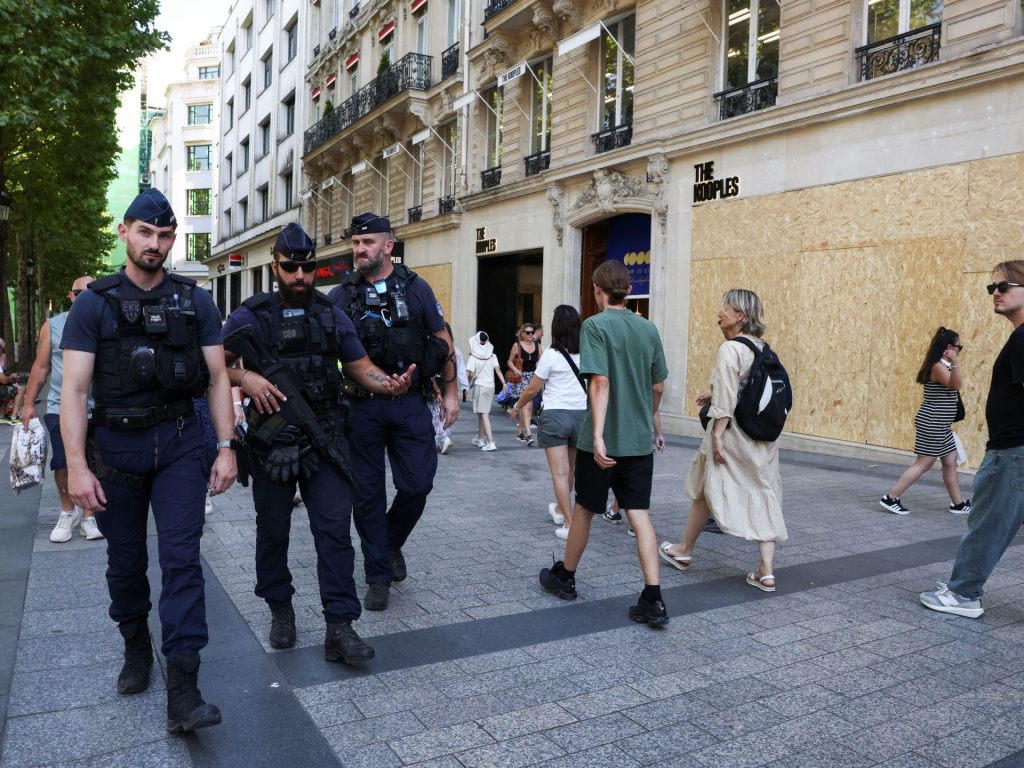 اعتقال المئات في فرنسا مع بدء الاحتفال بالعيد الوطني