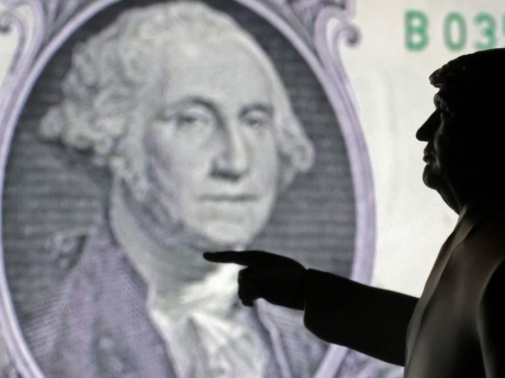 هل أصبح الدولار كبش فداء لسياسات ترامب؟