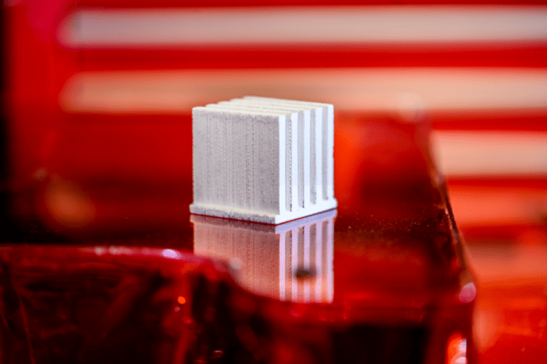 اعتمد فريق البحث على الطباعة ثلاثية الأبعاد لإنشاء بنية دقيقة بداخل البلاستيك (جامعة نورثويسترن)