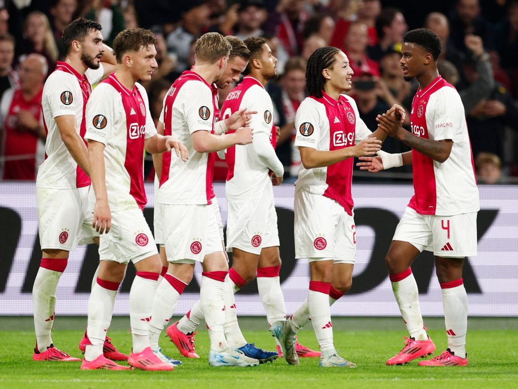 برسالة واتساب.. أياكس أمستردام يستغني عن 7 لاعبين دفعة واحدة