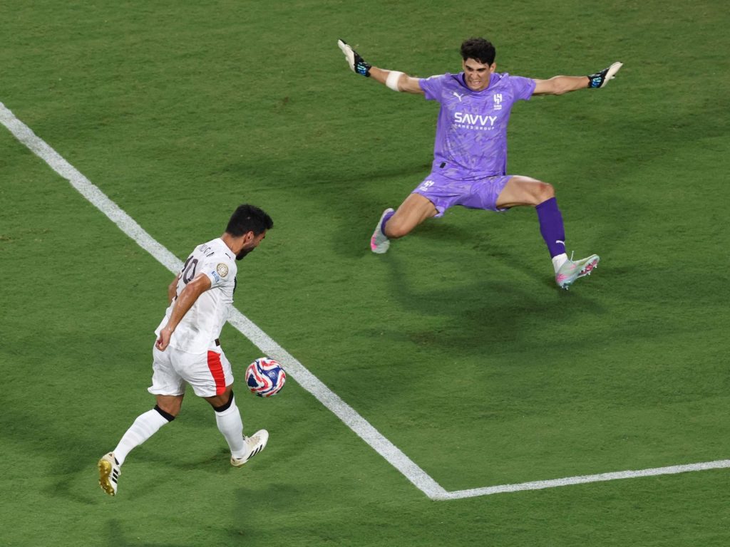 أبرزهم دياز وحكيمي وبونو.. نجوم المغرب يسطعون بقوة في سماء الكرة العالمية