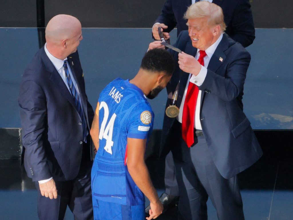 بالفيديو.. ترامب يضع ميدالية في جيبه بعد نهائي كأس العالم للأندية