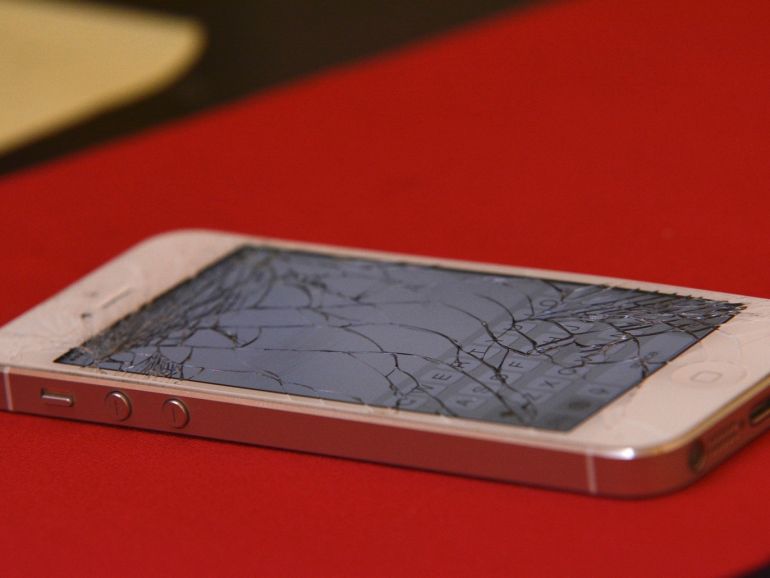 broken iphone screen (pixabay)