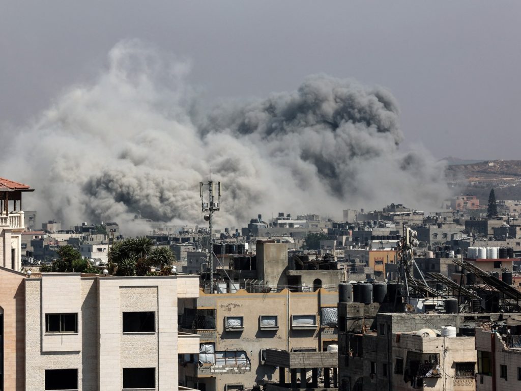 القصف الإسرائيلي يمحو مربعات سكنية بالكامل في مدينة غزة