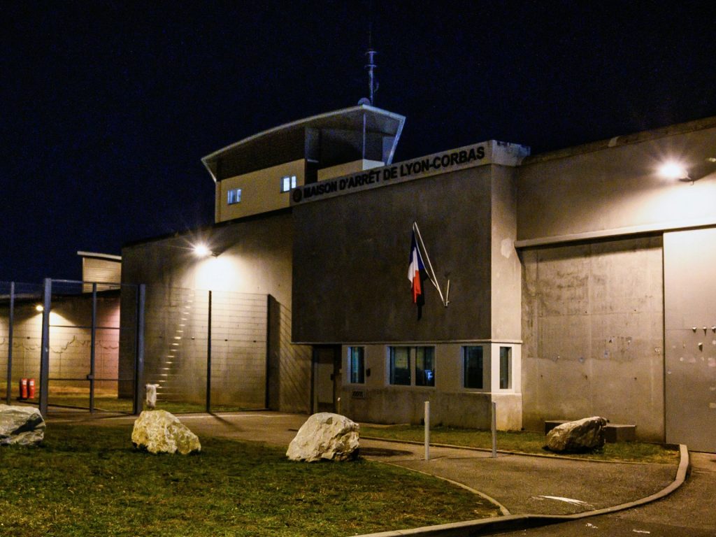 إلقاء القبض على سجين هرب داخل حقيبة من سجن بفرنسا