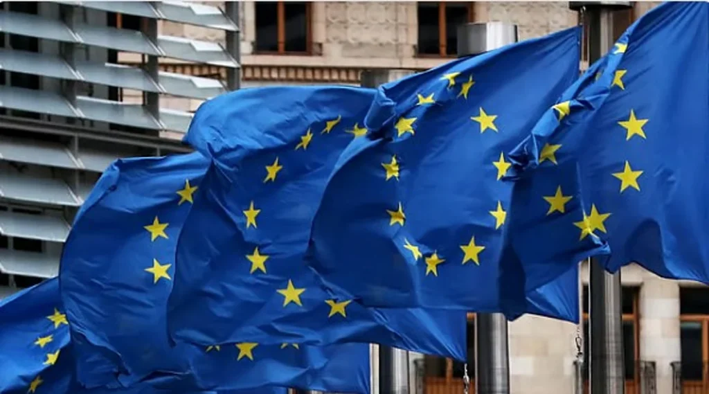 الاتحاد الأوروبي يعلّق إجراءاته ضد الرسوم الأمريكية لمدة 6 أشهر