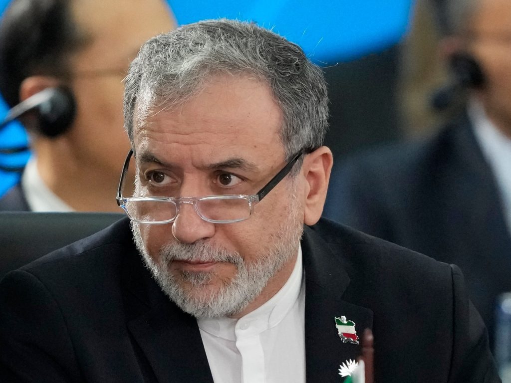 إيران تبدي استعدادها للتفاوض وتتمسك بقدراتها العسكرية
