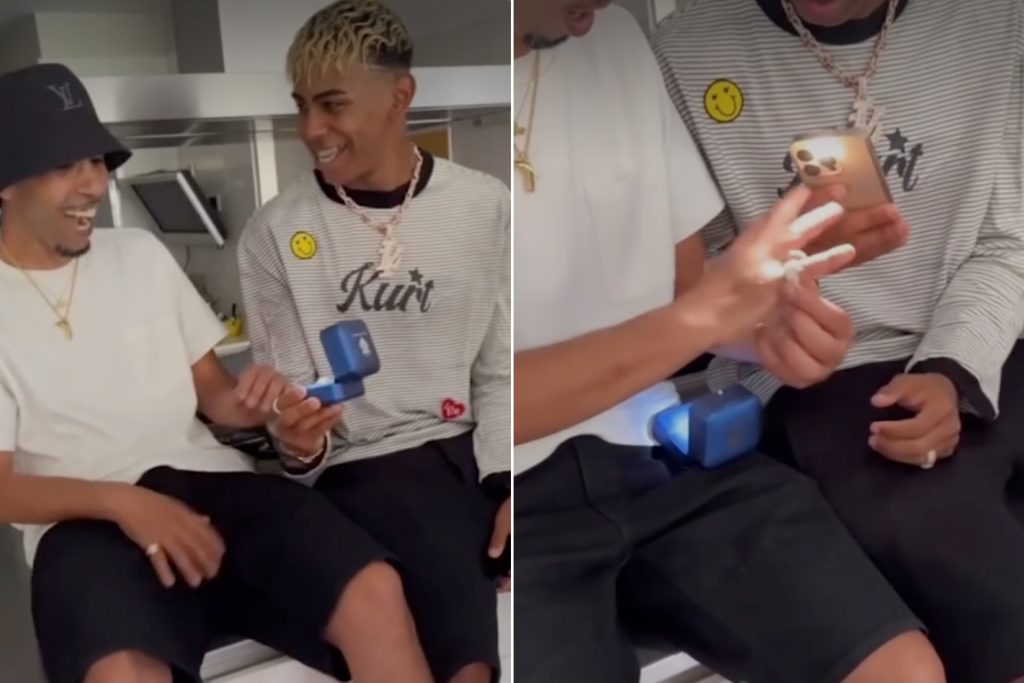 شاهد.. لامين جمال يقدم لوالده هدية باهظة الثمن