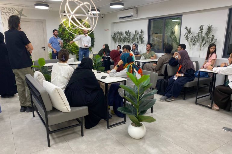 _الطالبات التركيات أثناء لعبة فك لغز الكنز الوصول إلى مجسم المسجد الأقصى، عمان الجزيرة نت...