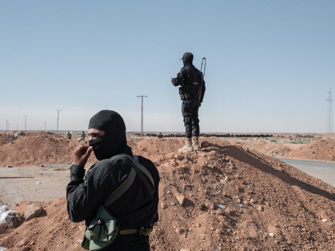 من أعضاء قوات الأمن الداخلية السورية إلى نقطة تفتيش في سوارا آل كوبرا ، سوريا ، 14 يوليو 2025.