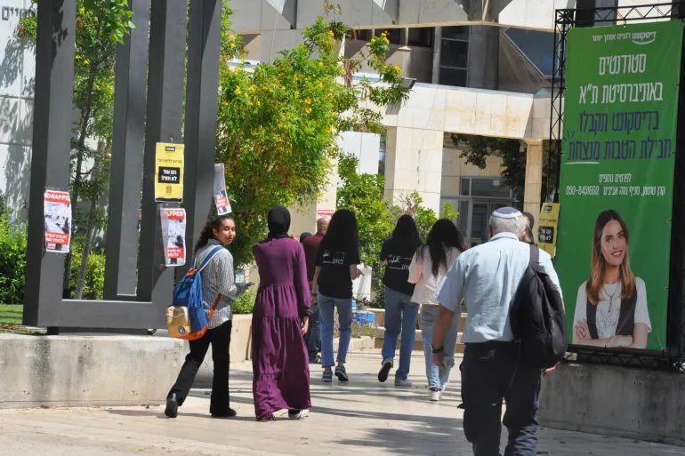 ينص مشروع قانون جديد على استبعاد الطلاب من الدراسة بالجامعات في حال التضامن مع الشعب الفسطيني (الجزيرة)