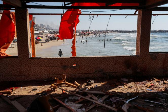 بقايا مقهى الباقا ، الذي يقع بجوار البحر في مدينة غزة ، بعد القصف الإسرائيلي في 30 يونيو 2025.