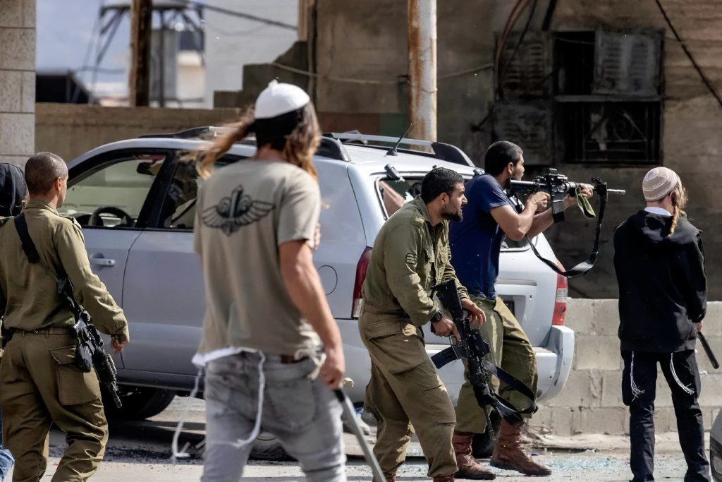 تصعيد إسرائيلي بالضفة.. اقتحامات في نابلس واعتقالات بالخليل