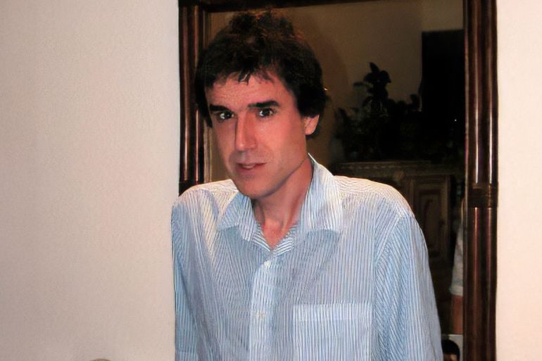 **داخلية** Terry Davis standing in his home in front of a mirror templeos.org