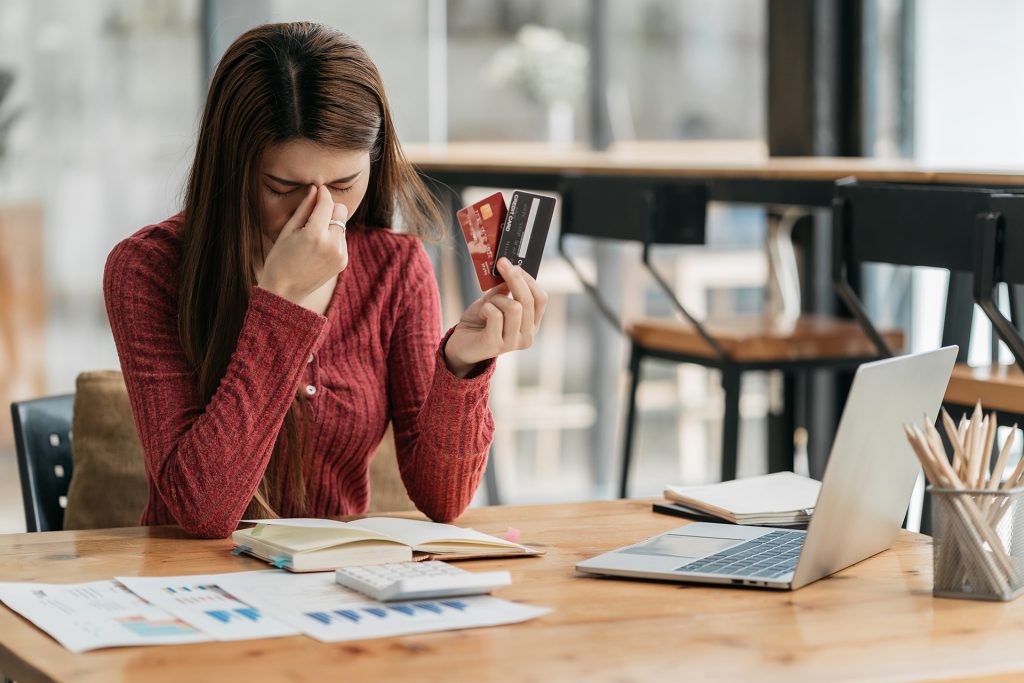 هل تمر بأزمة مالية تُؤرق ليلك؟ إليك 7 طرق للتعامل معها بذكاء