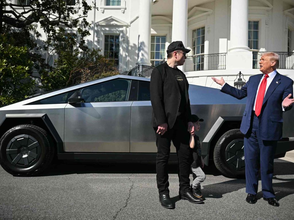 سيّارات تسلا في مأزق.. ماسك غير مكترث وترامب يهدّد