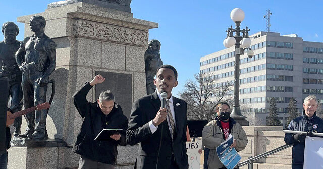 بوبرت يعارض الكلية الحرة للأجانب غير الشرعيين هو “التفوق الأبيض”