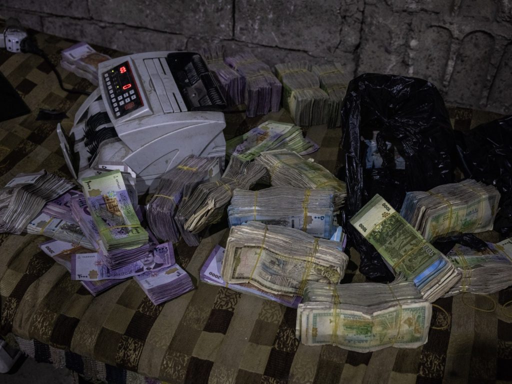 سعر صرف الليرة السورية مقابل الدولار يعاود التراجع