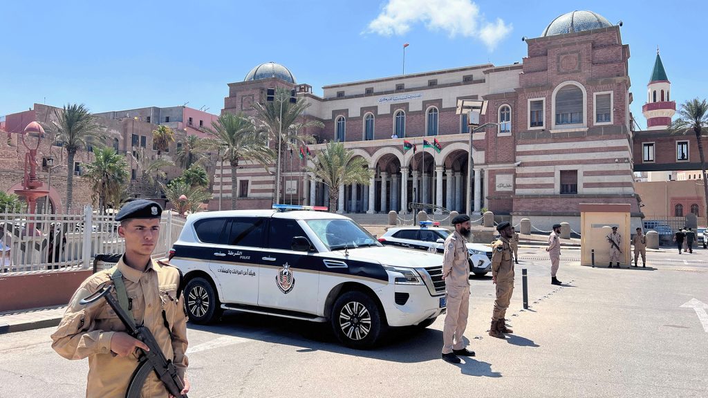 ضبط أوراق نقدية مزورة في ليبيا ومغردون يتساءلون عن هوية المزورين