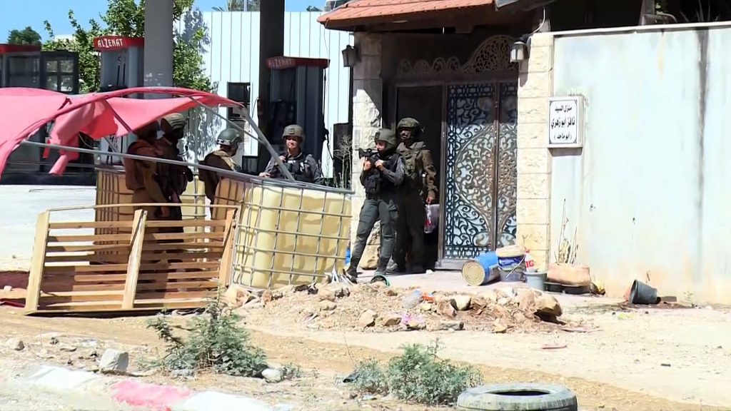 عائلات فلسطينية تخلي منازل يعتزم الاحتلال هدمها بمخيم طولكرم