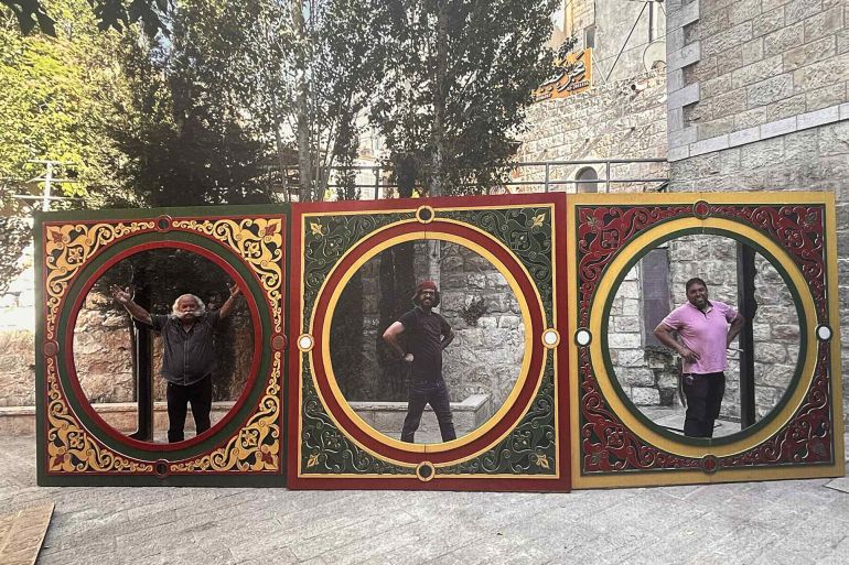 ***داخلية*** من صور المعرض والتي تظهر أضخم صندوق عجب لاستخدام المسارح صنعها الراحل الترتير وإلتقط آخر صورة له قبل رحيله وقبل المعرض ومع ابنه علاء وأحد أقاربه، وتم تعليق الصورة على مدخل المعرض