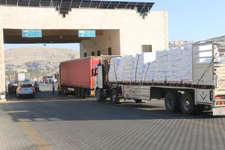 شاحنات سورية تنقل البضائع لتركيا