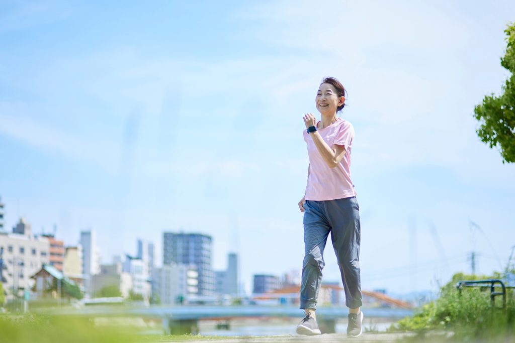 المشي الياباني.. فوائد صحية كبيرة بأقل قدر من الوقت